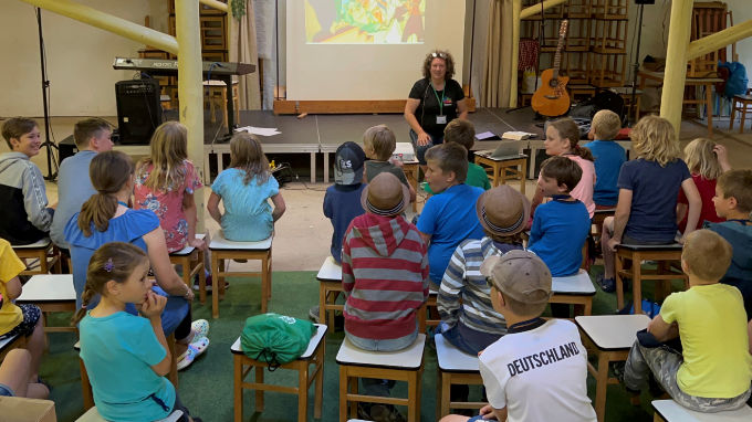 Kinder hören interessiert beim Kinderprogramm zu | © EAH